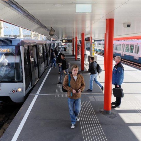 <strong>Metrostation Kralingse Zoom</strong>
ZAPP office Rotterdam is goed bereikbaar met het openbaar vervoer. Stap uit bij metrostation Kralingse Zoom, ons pand bevindt zich op circa 10 minuten loopafstand. Je kunt ook de ParkShuttle nemen, dan ben je er in circa 2 minuten.